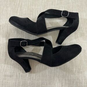Dexflex Comfort Black Suede Criss Cross Pump Size 9
